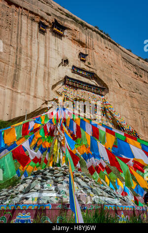 Mati Si cave temple bouddhiste priant avec des drapeaux, Zhangye, province de Gansu, Chine Banque D'Images