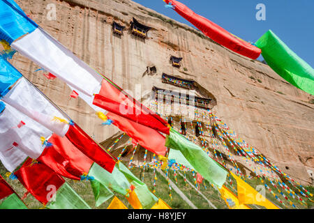 Mati Si cave temple bouddhiste priant avec des drapeaux, Zhangye, province de Gansu, Chine Banque D'Images