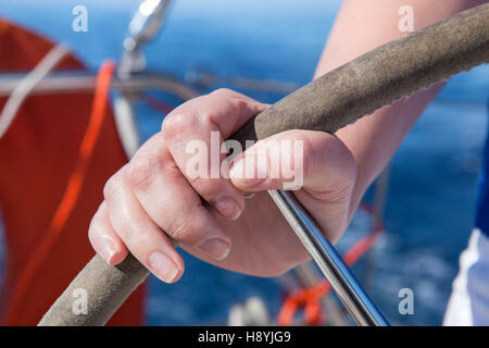 Femme entraîne le bateau. Banque D'Images