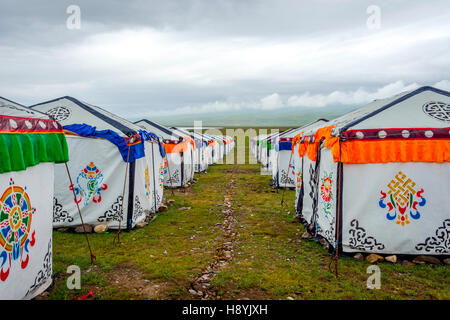 Au camp de yourte yourtes colorées par lac Qinghai, Chine Banque D'Images