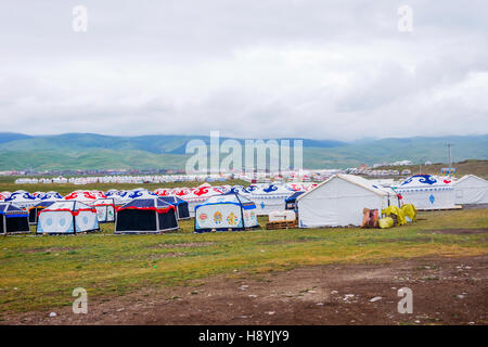 Au camp de yourte yourtes colorées par lac Qinghai, Chine Banque D'Images