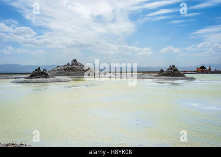 (Chakayan Chaqia) salt lake et de la mine de sel avec des parasols. Chaqia Lake est l'un des plus célèbres lacs salés intérieurs Banque D'Images