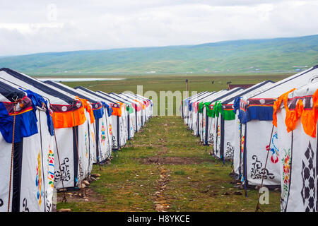 Au camp de yourte yourtes colorées par lac Qinghai, Chine Banque D'Images