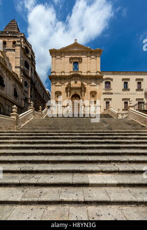 18e siècle, l'église de Saint François immaculée de Noto, en Sicile, l'Italie se dresse au sommet d'un impressionnant escalier Banque D'Images