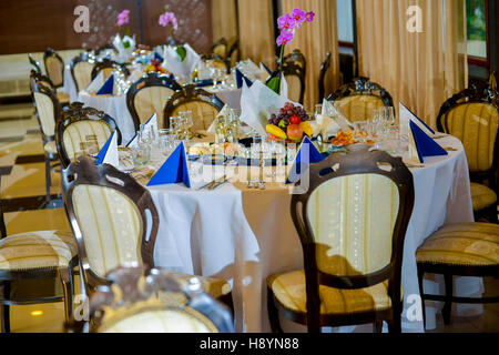 Des tables et des chaises sur le restaurant Banque D'Images