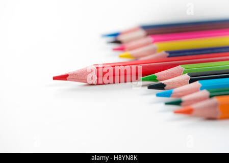 Des crayons alignés dans la lumière naturelle Banque D'Images