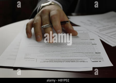 Signé à la main sous forme d'impôt Banque D'Images