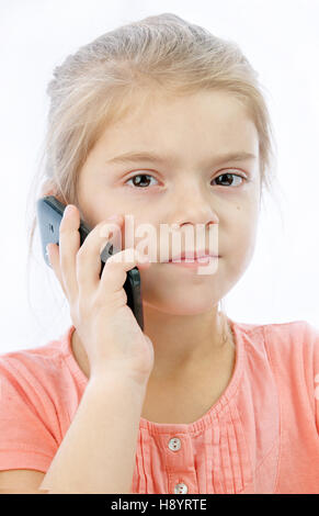 Fille avec téléphone. isolé sur fond blanc Banque D'Images