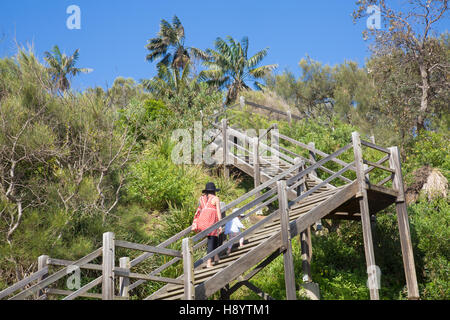 Mère et fille à pied jusqu'à North Narrabeen pointe sur les plages du nord de Sydney, Nouvelle Galles du Sud, Australie Banque D'Images