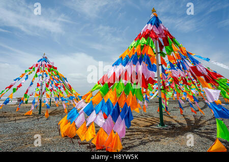 Drapeaux de prière bouddhiste tibétain coloré dans le vent à côté Chaqia salt lake, Qinghai, Chine Banque D'Images