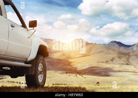 Voiture tout terrain montagnes jeep 4x4 Banque D'Images