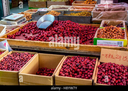 Ziziphus jujuba sec, communément appelés jujube rouge chinois, date ou date de vente au marché local à Xining, Qinghai, Chine Banque D'Images