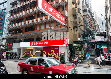 Hong Kong, 2013 Queen's Road Central dans le cadre d'affaires central de l'île de Hong Kong. Banque D'Images