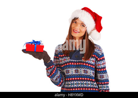 Pretty smiling girl in santa hat, holding christmas gift, looking at camera Banque D'Images