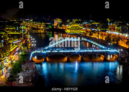 Fenghuang lumineux pont au-dessus de la rivière Tuojiang au centre-ville de Fenghuang, Xiangxi, Chine dans la nuit Banque D'Images