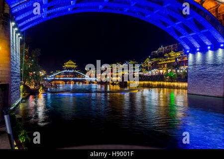 Fenghuang lumineux pont au-dessus de la rivière Tuojiang au centre-ville de Fenghuang, Xiangxi, Chine dans la nuit Banque D'Images