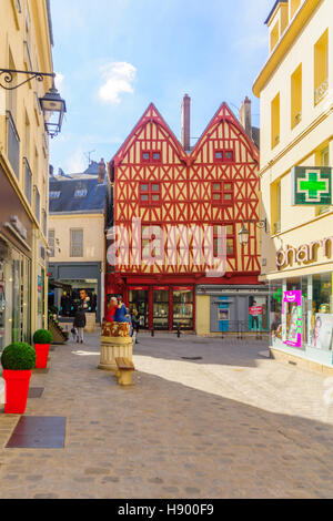 AUXERRE, FRANCE - 12 octobre 2016 : scène de la vieille ville, avec les habitants et visiteurs, à Auxerre, Bourgogne, France Banque D'Images