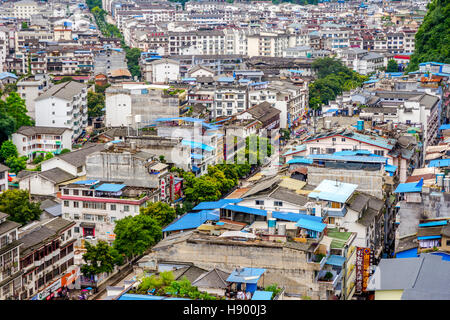 Hangzhou, Chine - 12 juin : vue sur les toits des maisons et bâtiments de la ville de Yangshuo, Guilin préfecture. Juin 2016 Banque D'Images