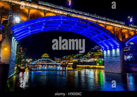 Fenghuang lumineux pont au-dessus de la rivière Tuojiang au centre-ville de Fenghuang, Xiangxi, Chine dans la nuit Banque D'Images