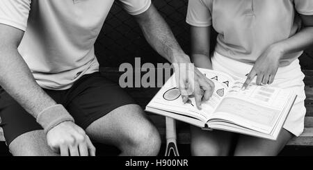 Asian Woman Reading Book Compétences Tennis Concept Banque D'Images