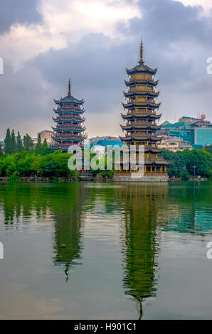 Deux tours, pagodes du soleil et de la Lune par le lac. Attraction touristique à Guilin, Chine Banque D'Images