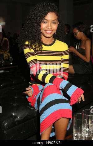 New York, NY, USA. 16 Nov, 2016. Yara Shahidi lors de la sixième édition annuelle des prix à l'espace entre le 16 novembre 2016. Walik Goshorn Crédit : Punch/media/Alamy Live News Banque D'Images