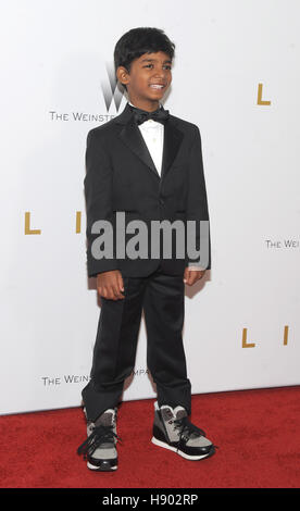 NEW YORK, NY - 16 novembre Sunny Pawar assister à la première de New York la Weinstein Company's 'Lion' au Musée d'Art Moderne le 16 novembre 2016 à New York City Crédit : MediaPunch Inc/Alamy Live News Banque D'Images