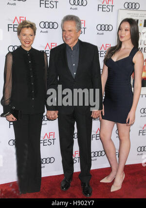 Los Angeles, Californie, USA. 16 Nov, 2016. L'actrice Annette Bening, l'Acteur Warren Beatty, Ella Beatty au AFI Film Festival rend hommage à Annette Bening Dépistage Gala 20e siècle ''Femme'' qui s'est tenue à l'Théâtre chinois de Grauman, Hollywood, CA Crédit : Paul Fenton/ZUMA/Alamy Fil Live News Banque D'Images