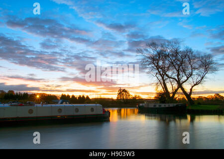 Rufford, Lancashire, Royaume-Uni. 17 novembre, 2016. Météo britannique. Une belle aube sur Rufford marina près de Southport, Merseyside. Ce superbe point de vue local abrite de nombreux bateaux amarrés sur le canal de Leeds à Liverpool. Credit : Cernan Elias/Alamy Live News Banque D'Images