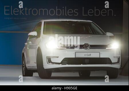 Dresde, Allemagne. 17 novembre, 2016. La VW E-Golf à Dresde, Allemagne, 17 novembre 2016. Le constructeur automobile allemand prévoit de produire des voitures à Dresde d'avril 2017, rendant la deuxième grande Dresde centre pour la production de voitures en Allemagne derrière Wolfsburg en Basse-Saxe. Photo : Sebastian Kahnert/dpa/Alamy Live News Banque D'Images