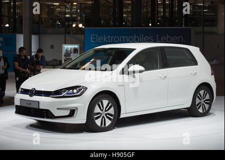 Dresde, Allemagne. 17 novembre, 2016. La VW E-Golf à Dresde, Allemagne, 17 novembre 2016. Le constructeur automobile allemand prévoit de produire des voitures à Dresde d'avril 2017, rendant la deuxième grande Dresde centre pour la production de voitures en Allemagne derrière Wolfsburg en Basse-Saxe. Photo : Sebastian Kahnert/dpa/Alamy Live News Banque D'Images