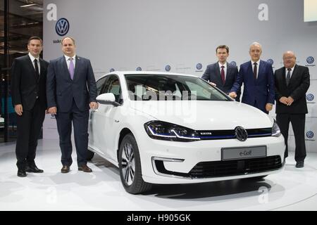 Dresde, Allemagne. 17 novembre, 2016. R-L : Le ministre de l'économie et premier ministre par intérim de l'état allemand de Saxe Martin Dullig, maire de Dresde Dirk Hilbert (FDP), chef de VW au développement Frank Welsch, premier ministre de Saxe, Stanislaw Tillich (CDU) et Siegfried Fiebig, PDG de Volkswagen Sachsen GmbH avec la VW E-GOLF. Le constructeur automobile allemand prévoit de produire des voitures à Dresde d'avril 2017, rendant la deuxième grande Dresde centre pour la production de voitures en Allemagne derrière Wolfsburg en Basse-Saxe. Photo : Sebastian Kahnert/dpa/Alamy Live News Banque D'Images