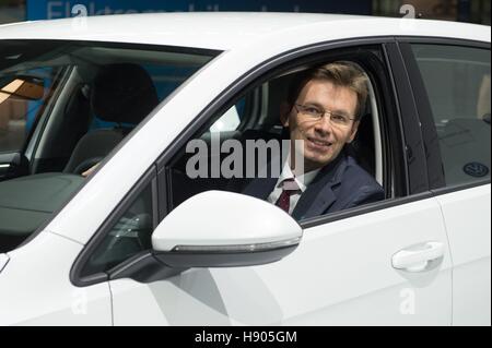 Dresde, Allemagne. 17 novembre, 2016. Le chef du développement chez VW Frank Welsch dans une VW E-Golf à Dresde, Allemagne, 17 novembre 2016. Le constructeur automobile allemand prévoit de produire des voitures à Dresde d'avril 2017, rendant la deuxième grande Dresde centre pour la production de voitures en Allemagne derrière Wolfsburg en Basse-Saxe. Photo : Sebastian Kahnert/dpa/Alamy Live News Banque D'Images