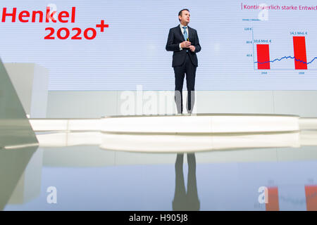 Düsseldorf, Allemagne. 17 novembre, 2016. Hans van Bylen, PDG de la multinationale allemande Henkel, préoccupation expose sa vision de la situation financière et les priorités stratégiques de l'entreprise en tant qu'il avance à Duesseldorf, Allemagne, 17 novembre 2016. Photo : Rolf Vennenbernd/dpa/Alamy Live News Banque D'Images