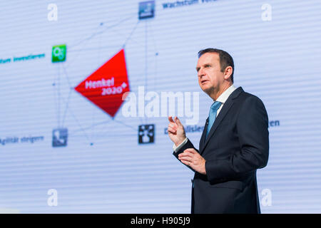 Düsseldorf, Allemagne. 17 novembre, 2016. Hans van Bylen, PDG de la multinationale allemande Henkel, préoccupation expose sa vision de la situation financière et les priorités stratégiques de l'entreprise en tant qu'il avance à Duesseldorf, Allemagne, 17 novembre 2016. Photo : Rolf Vennenbernd/dpa/Alamy Live News Banque D'Images