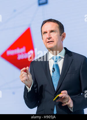 Düsseldorf, Allemagne. 17 novembre, 2016. Hans van Bylen, PDG de la multinationale allemande Henkel, préoccupation expose sa vision de la situation financière et les priorités stratégiques de l'entreprise en tant qu'il avance à Duesseldorf, Allemagne, 17 novembre 2016. Photo : Rolf Vennenbernd/dpa/Alamy Live News Banque D'Images