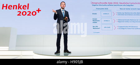 Düsseldorf, Allemagne. 17 novembre, 2016. Hans van Bylen, PDG de la multinationale allemande Henkel, préoccupation expose sa vision de la situation financière et les priorités stratégiques de l'entreprise en tant qu'il avance à Duesseldorf, Allemagne, 17 novembre 2016. Photo : Rolf Vennenbernd/dpa/Alamy Live News Banque D'Images