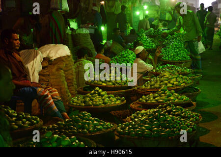 Dhaka, Bangladesh. 17 novembre 2016. Du citron du Bangladesh qu'il attend du vendeur pour les clients à un marché de gros à karwan Bazar à Dhaka , le Bangladesh. Karwan Bazar est l'un des plus grands marchés de gros de la ville de Dhaka en cuisine. C'est aussi l'un des plus grands marchés de cuisine en Asie du Sud. En 2002, le marché avait 1255 magasins, dont 55 étaient la propriété de la société de la ville de Dhaka. En 2002, le marché de gros a un revenu quotidien de 50 millions de taka bangladais. © Mamunur Rashid/Alamy Live News Banque D'Images