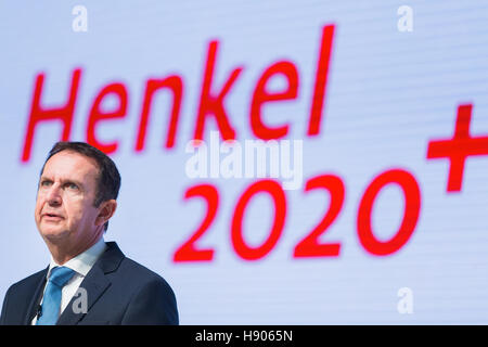 Düsseldorf, Allemagne. 17 novembre, 2016. Hans van Bylen, PDG de la multinationale allemande Henkel, préoccupation expose sa vision de la situation financière et les priorités stratégiques de l'entreprise en tant qu'il avance à Duesseldorf, Allemagne, 17 novembre 2016. Photo : Rolf Vennenbernd/dpa/Alamy Live News Banque D'Images