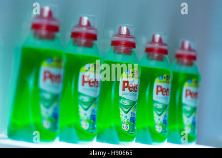 Düsseldorf, Allemagne. 17 novembre, 2016. Persil, l'un des produits fabriqués par la multinationale allemande Henkel, préoccupation dans le siège de la société à Duesseldorf, Allemagne, 17 novembre 2016. Photo : Rolf Vennenbernd/dpa/Alamy Live News Banque D'Images