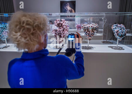 Kensington, London, UK. 17 novembre, 2016. Les vêpres, 2015, par Neri Oxman, masques réalisés par Stratasys imprimante- le Design Museum a déménagé à Kensington High Street à partir de son ancienne maison en tant qu'établi Londres vue sur les rives de la Tamise. Le nouveau musée sera consacré à la conception et l'architecture contemporaine, une vitrine internationale pour les nombreuses compétences de conception à laquelle la Grande-Bretagne excelle et un centre créatif, la promotion de l'innovation et préparer la prochaine génération de talents. Crédit : Guy Bell/Alamy Live News Banque D'Images