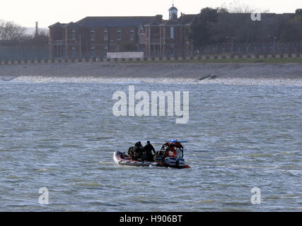 Portsmouth, Hampshire mercredi 16 novembre 2016 GV montrant le remorquage de la marine en mer bombe exploser au large de l'île de Wight GUNWHARF QUAYS a été évacué aujourd'hui après une bombe a été découverte dans le port de Portsmouth. Le centre commercial et de détail, ainsi que des maisons, ont été franchis avec l'Wightlink ferry terminal, le Gosport Ferry station et Portsmouth Harbour Station. La police a déclaré homes dans vieux Portsmouth sont également effacés après la découverte de la bombe ce matin. Credit : uknip/Alamy Live News Banque D'Images