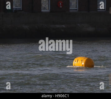 Portsmouth, Hampshire mercredi 16 novembre 2016 GV montrant le remorquage de la marine en mer bombe exploser au large de l'île de Wight GUNWHARF QUAYS a été évacué aujourd'hui après une bombe a été découverte dans le port de Portsmouth. Le centre commercial et de détail, ainsi que des maisons, ont été franchis avec l'Wightlink ferry terminal, le Gosport Ferry station et Portsmouth Harbour Station. La police a déclaré homes dans vieux Portsmouth sont également effacés après la découverte de la bombe ce matin. Credit : uknip/Alamy Live News Banque D'Images