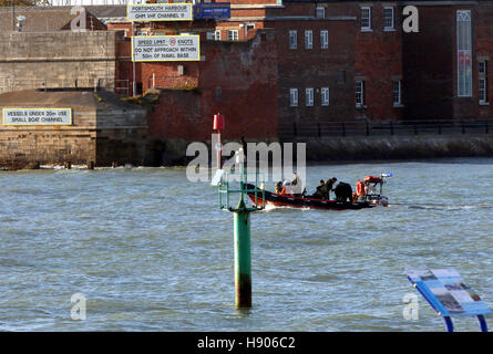 Portsmouth, Hampshire mercredi 16 novembre 2016 GV montrant le remorquage de la marine en mer bombe exploser au large de l'île de Wight GUNWHARF QUAYS a été évacué aujourd'hui après une bombe a été découverte dans le port de Portsmouth. Le centre commercial et de détail, ainsi que des maisons, ont été franchis avec l'Wightlink ferry terminal, le Gosport Ferry station et Portsmouth Harbour Station. La police a déclaré homes dans vieux Portsmouth sont également effacés après la découverte de la bombe ce matin. Credit : uknip/Alamy Live News Banque D'Images