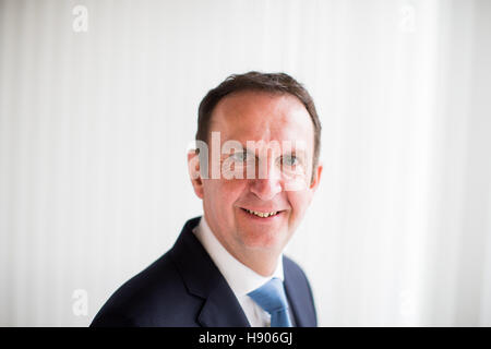 Düsseldorf, Allemagne. 17 novembre, 2016. Hans van Bylen, PDG de la multinationale allemande Henkel, préoccupation expose sa vision de la situation financière et les priorités stratégiques de l'entreprise en tant qu'il avance à Duesseldorf, Allemagne, 17 novembre 2016. Photo : Rolf Vennenbernd/dpa/Alamy Live News Banque D'Images