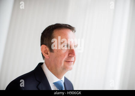 Düsseldorf, Allemagne. 17 novembre, 2016. Hans van Bylen, PDG de la multinationale allemande Henkel, préoccupation expose sa vision de la situation financière et les priorités stratégiques de l'entreprise en tant qu'il avance à Duesseldorf, Allemagne, 17 novembre 2016. Photo : Rolf Vennenbernd/dpa/Alamy Live News Banque D'Images