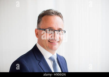 Düsseldorf, Allemagne. 17 novembre, 2016. Carsten Knobel, directeur financier de la multinationale allemande Henkel, préoccupation expose sa vision de la situation financière et les priorités stratégiques de l'entreprise en tant qu'il avance à Duesseldorf, Allemagne, 17 novembre 2016. Photo : Rolf Vennenbernd/dpa/Alamy Live News Banque D'Images