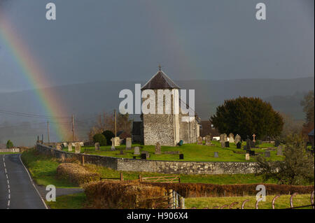 Llanddewi'r mcg, Powys, Wales, UK. 17 novembre, 2016. Météo France : un arc-en-ciel est vu sur St David's Church dans le minuscule hameau de Gallois Llanddewi'r mcg, dans Powys, au Royaume-Uni. De forts vents et de fortes averses de pluie frapper Powys. Credit : Graham M. Lawrence/Alamy Live News. Banque D'Images