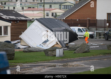 Aberystwyth, Pays de Galles, Royaume-Uni. 17 novembre, 2016. Météo France : une tornade, avec des vents de plus de 90mph, aurait été déchiré par une caravane site dans Clarach, près d'Aberystwyth, le matin du 17 novembre, réunissant d'importants dommages dans son service. Certains 20 caravanes au total ont été endommagés, dont 2 unités 55 000 € tout nouveau crédit photo : Keith Morris/Alamy Live News Banque D'Images