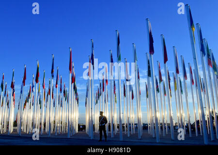 Marrakech, Maroc. 15 Nov, 2016. Un policier marocain monte la garde à l'extérieur de la COP22 village durant la 22e session de la Conférence des Parties à la Convention-cadre des Nations Unies sur le changement climatique (COP22) à Marrakech, Maroc, le 15 novembre, 2016. © Zhao Dingzhe/Xinhua/Alamy Live News Banque D'Images